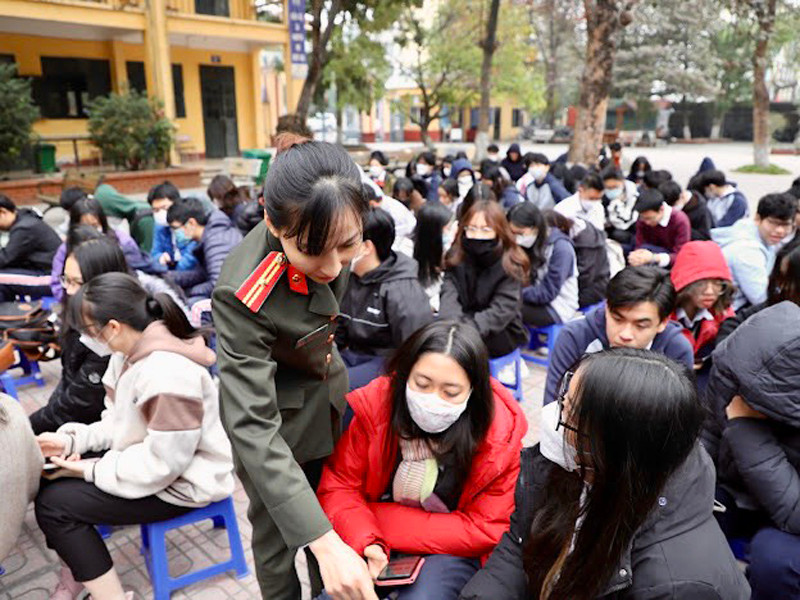 Chỉ huy CAQ Tây Hồ chỉ đạo các đội, phường tích cực công tác tuyên truyền, triển khai rộng khắp đến các cơ sở và nhân dân trên địa bàn, gắn trách nhiệm của người đứng đầu, xác định cụ thể về nội dung, trọng tâm là hướng dẫn việc sử dụng ứng dụng VNeID để nhân dân sử dụng ứng dụng này đạt hiệu quả nhất