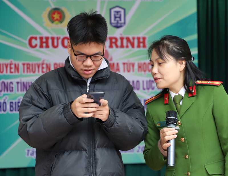 CAQ Tây Hồ, Hà Nội triển khai tuyên truyền, hướng dẫn học sinh THPT trên địa bàn quận cài đặt, sử dụng ứng dụng VNeID