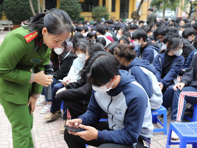 Cùng với tuyên truyền trực tiếp, CAQ Tây Hồ chủ động hướng dẫn các bước cài đặt, sử dụng ứng dụng VNeID và đăng ký tài khoản định danh điện tử đảm bảo trực quan, dễ hiểu, dễ thực hiện; từ đó đăng tải, tuyên truyền rộng rãi đến người dân trên địa bàn