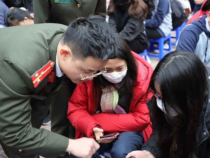 Tổ tuyên truyền của CAQ kết hợp tổ thực hiện đề án 06/CP của quận Tây Hồ trực tiếp đến từng hộ gia đình, nhà trường tuyên truyền, hướng dẫn người dân kích hoạt tài khoản xác thực định danh điện tử trên ứng dụng VNeID. Trong ngày 26-12, CAQ Tây Hồ đã triển khai máy lưu động xác thực định danh điện tử và hướng dẫn kích hoạt VNeID cho hơn 2.000 giáo viên và học sinh các trường THPT trên địa bàn quậnTây Hồ