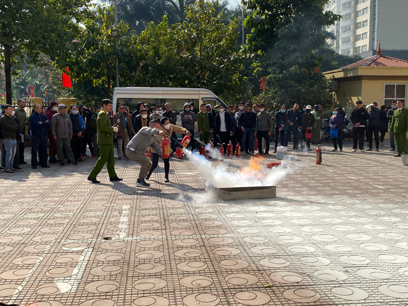 Người dân được hướng dẫn kĩ năng sử dụng phương tiện chữa cháy