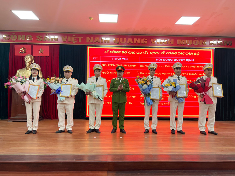 Thiếu tướng Nguyễn Thanh Tùng trao quyết định điều động, bổ nhiệm và nghỉ chờ chế độ hưu trí cho chỉ huy một số đội nghiệp vụ CAQ Hoàng Mai Thiếu tướng Nguyễn Thanh Tùng trao quyết định điều động, bổ nhiệm và nghỉ chờ chế độ hưu trí cho chỉ huy một số đội nghiệp vụ CAQ Hoàng Mai