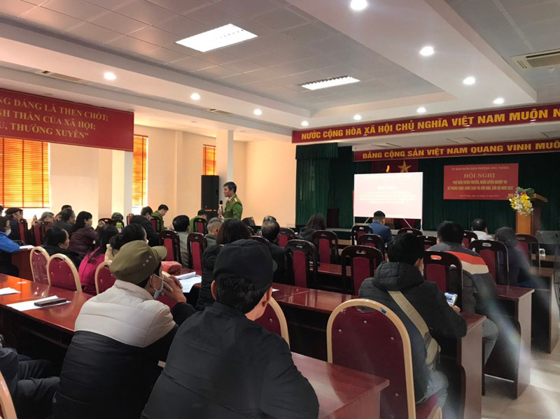 Công an quận Bắc Từ Liêm tuyên truyền cho người dân về công tác PCCC&amp;CNCH tại Hội nghị