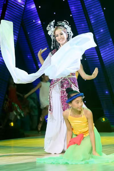 Khánh Thi hoá thân thành Hằng Nga xinh tươi bên chú Cuội Đại Nghĩa ảnh 6