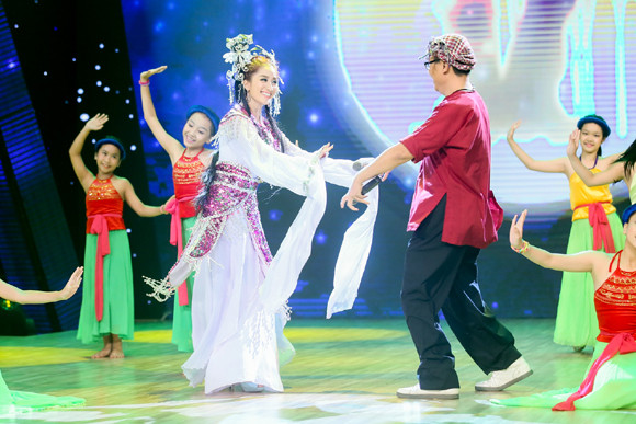 Khánh Thi hoá thân thành Hằng Nga xinh tươi bên chú Cuội Đại Nghĩa ảnh 5