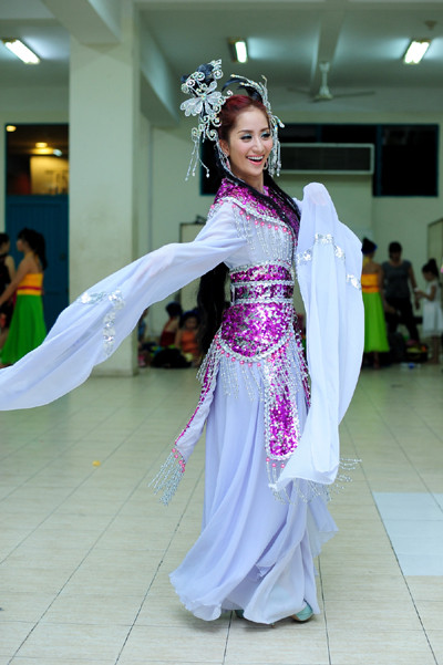 Khánh Thi hoá thân thành Hằng Nga xinh tươi bên chú Cuội Đại Nghĩa ảnh 1