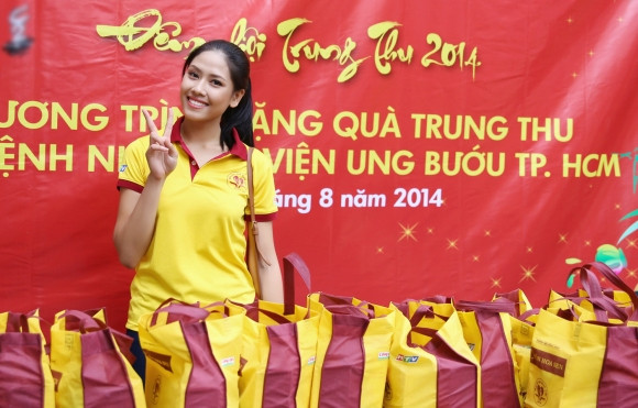 Hoa hậu biển Nguyễn Thị Loan mang Trung thu đến bệnh viện ảnh 1