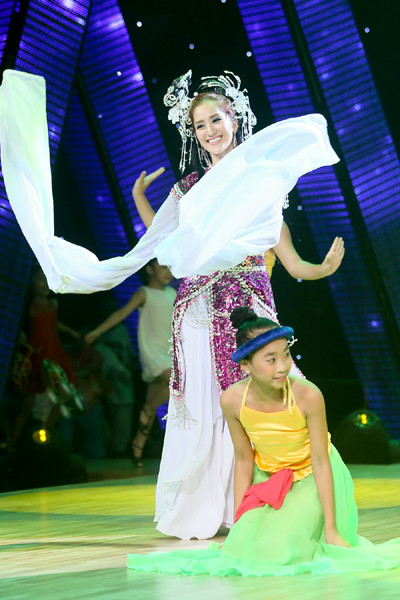 Khánh Thi hoá thân thành Hằng Nga xinh tươi bên chú Cuội Đại Nghĩa ảnh 6