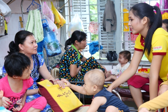 Hoa hậu biển Nguyễn Thị Loan mang Trung thu đến bệnh viện ảnh 4