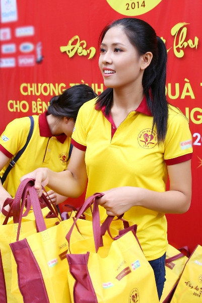 Hoa hậu biển Nguyễn Thị Loan mang Trung thu đến bệnh viện ảnh 2