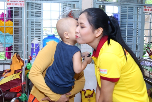 Hoa hậu biển Nguyễn Thị Loan mang Trung thu đến bệnh viện ảnh 5