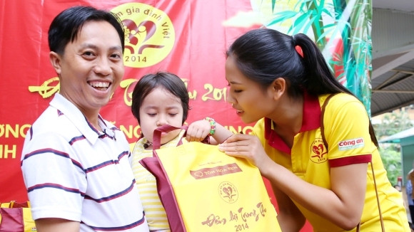 Hoa hậu biển Nguyễn Thị Loan mang Trung thu đến bệnh viện ảnh 6