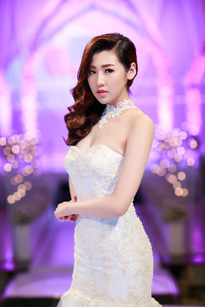 Á hậu Tú Anh vai trần gợi cảm cùng váy cưới tinh khôi ảnh 4