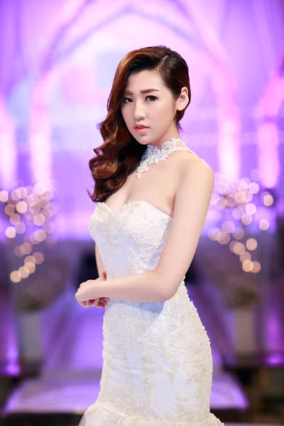 Á hậu Tú Anh vai trần gợi cảm cùng váy cưới tinh khôi ảnh 4