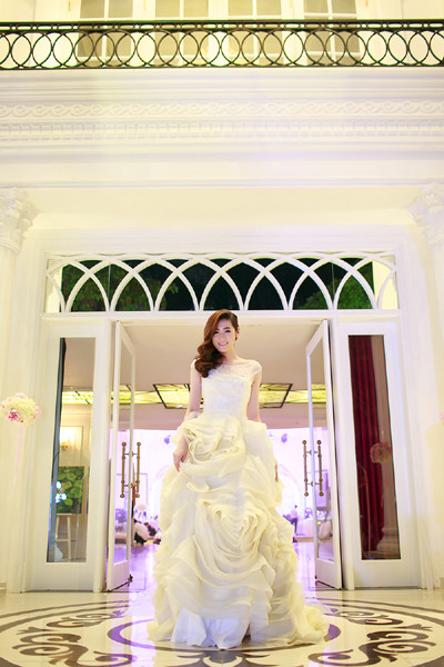 Á hậu Tú Anh vai trần gợi cảm cùng váy cưới tinh khôi ảnh 7