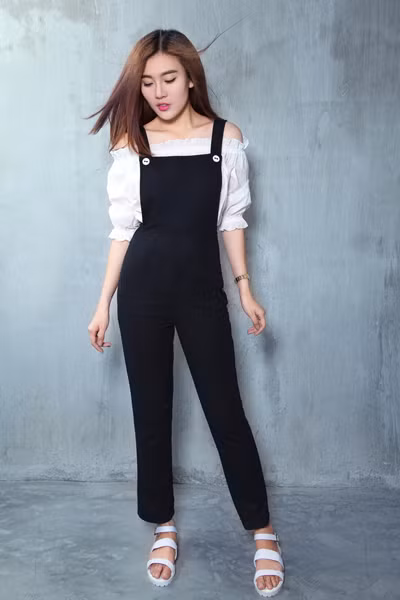 Á khôi Tăng Huỳnh Như gợi cảm với trang phục trắng đen tối giản ảnh 4