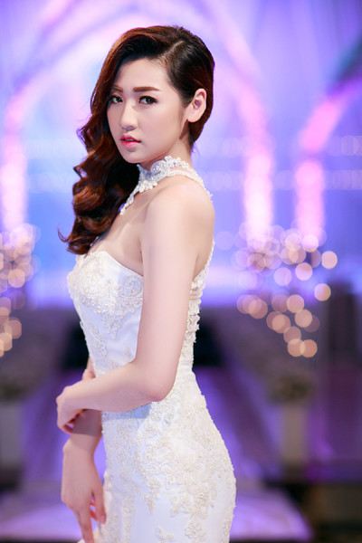 Á hậu Tú Anh vai trần gợi cảm cùng váy cưới tinh khôi ảnh 5