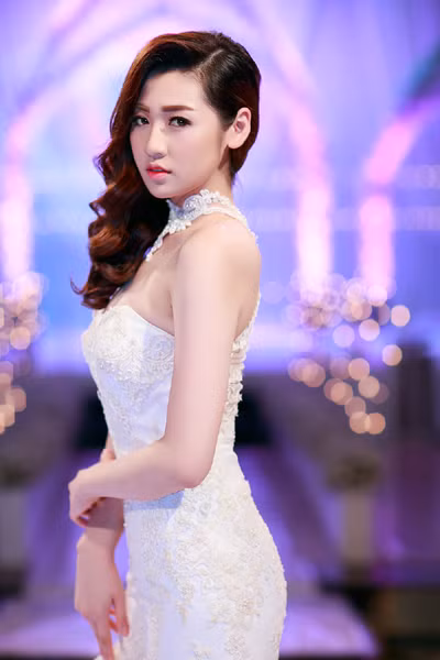 Á hậu Tú Anh vai trần gợi cảm cùng váy cưới tinh khôi ảnh 5