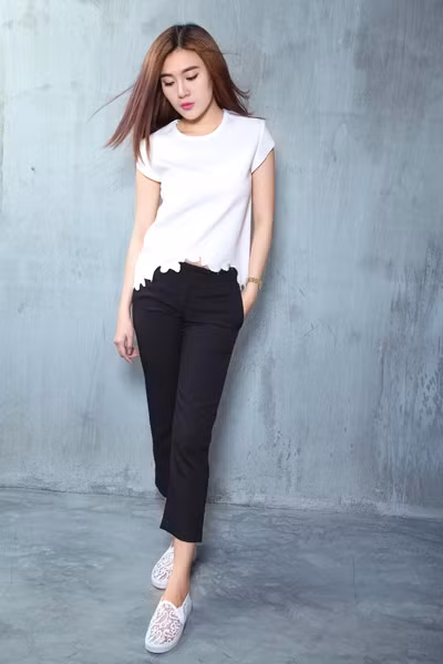 Á khôi Tăng Huỳnh Như gợi cảm với trang phục trắng đen tối giản ảnh 6