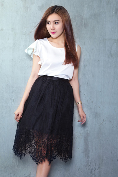 Á khôi Tăng Huỳnh Như gợi cảm với trang phục trắng đen tối giản ảnh 9