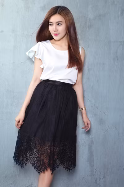 Á khôi Tăng Huỳnh Như gợi cảm với trang phục trắng đen tối giản ảnh 9