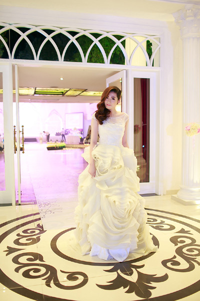 Á hậu Tú Anh vai trần gợi cảm cùng váy cưới tinh khôi ảnh 8