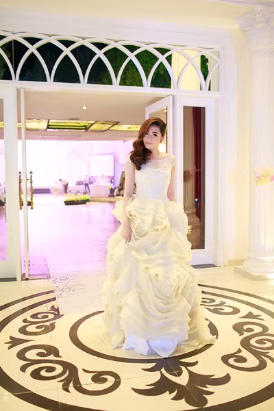 Á hậu Tú Anh vai trần gợi cảm cùng váy cưới tinh khôi ảnh 8