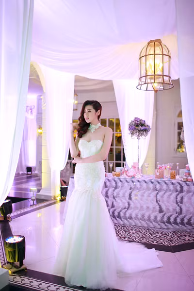 Á hậu Tú Anh vai trần gợi cảm cùng váy cưới tinh khôi ảnh 6