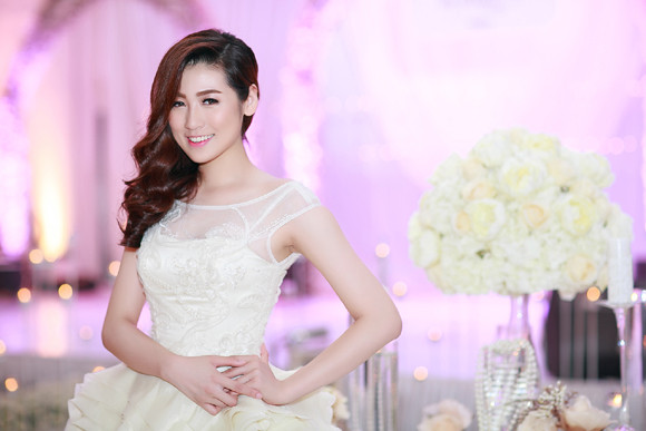 Á hậu Tú Anh vai trần gợi cảm cùng váy cưới tinh khôi ảnh 9