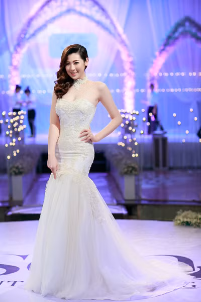 Á hậu Tú Anh vai trần gợi cảm cùng váy cưới tinh khôi ảnh 1
