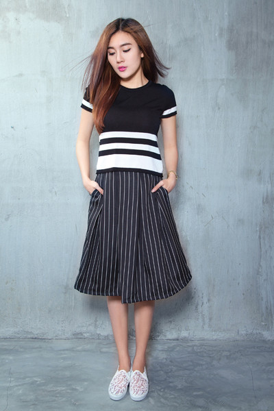 Á khôi Tăng Huỳnh Như gợi cảm với trang phục trắng đen tối giản ảnh 7