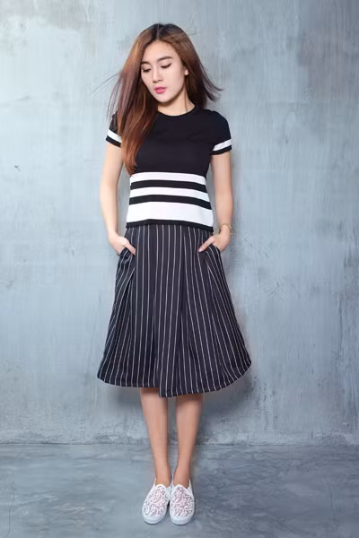 Á khôi Tăng Huỳnh Như gợi cảm với trang phục trắng đen tối giản ảnh 7