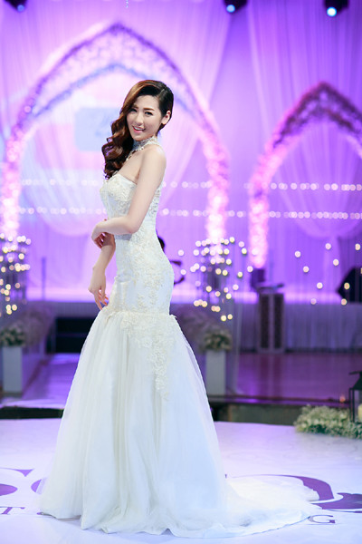 Á hậu Tú Anh vai trần gợi cảm cùng váy cưới tinh khôi ảnh 2