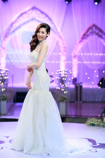 Á hậu Tú Anh vai trần gợi cảm cùng váy cưới tinh khôi ảnh 2