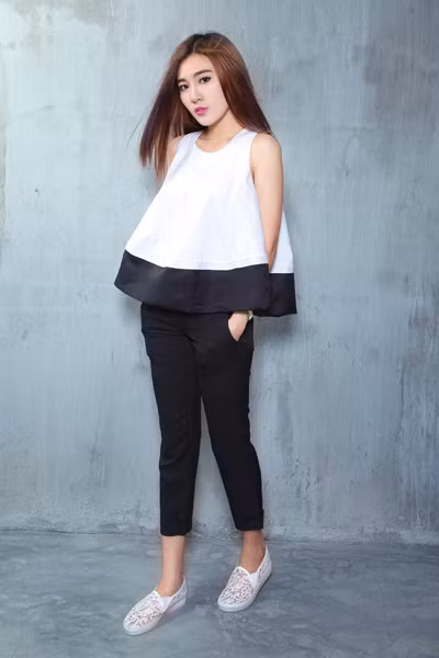 Á khôi Tăng Huỳnh Như gợi cảm với trang phục trắng đen tối giản ảnh 5