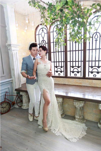 Dương Hiểu Ngọc tạo dáng quyến rũ bên Nam Phong ảnh 2