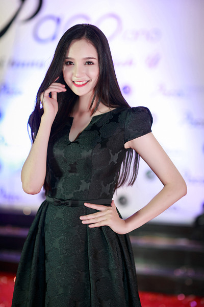 Á hậu Hoàng Anh rạng rỡ đi dự event ảnh 2