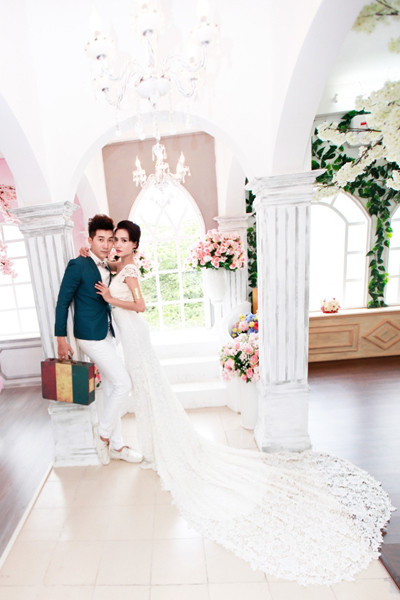 Dương Hiểu Ngọc tạo dáng quyến rũ bên Nam Phong ảnh 3