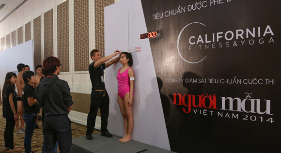 Thí sinh Vietnam's Next Top Model khoe cơ bắp trong phần thi hình thể ảnh 9