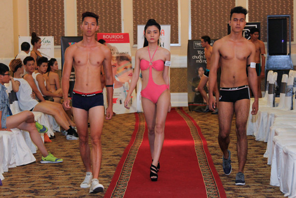 Thí sinh Vietnam's Next Top Model khoe cơ bắp trong phần thi hình thể ảnh 12