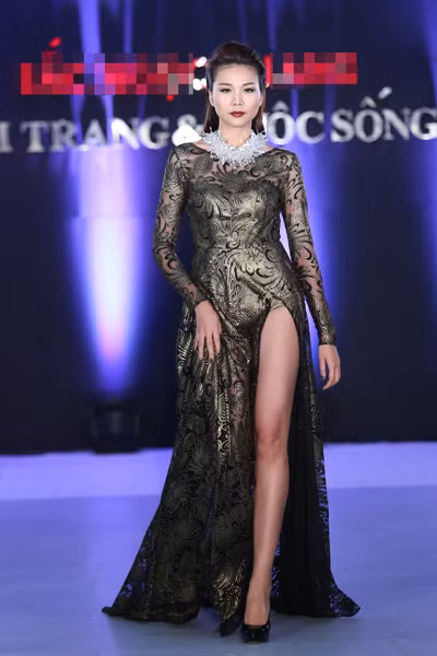 Siêu mẫu Thanh Hằng “tự sướng” sau cánh gà ảnh 5