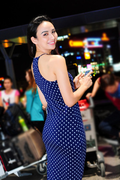 Hoa hậu Ngọc Diễm cùng dàn “chân dài” sang Pháp quảng bá áo dài ảnh 4