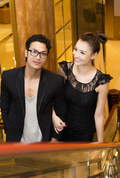 Hồng Quế - Vũ Tuấn Việt tay trong tay đi dự tiệc ảnh 8
