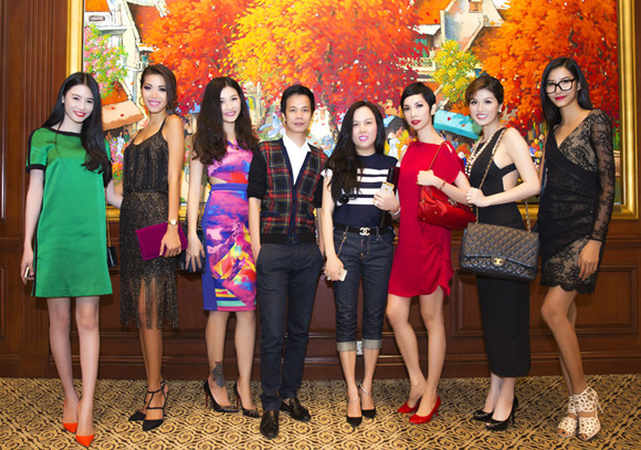 Hồng Quế - Vũ Tuấn Việt tay trong tay đi dự tiệc ảnh 11