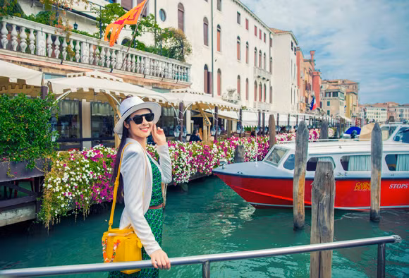 Hoa hậu Ngọc Hân lãng mạn tại Venice ảnh 3
