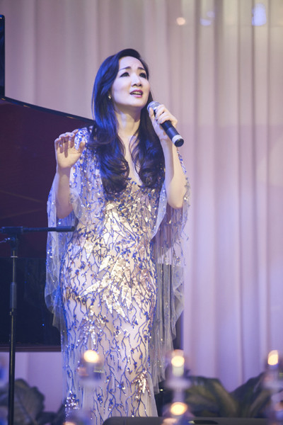 Hoa hậu Giáng My đấu giá bức tranh nghệ thuật làm từ vàng 24k ảnh 6