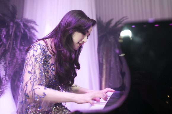 Hoa hậu Giáng My đấu giá bức tranh nghệ thuật làm từ vàng 24k ảnh 4