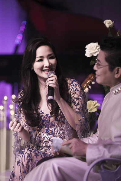 Hoa hậu Giáng My đấu giá bức tranh nghệ thuật làm từ vàng 24k ảnh 3