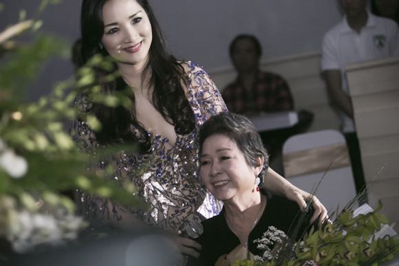 Hoa hậu Giáng My đấu giá bức tranh nghệ thuật làm từ vàng 24k ảnh 7