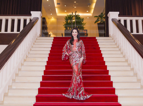 Hoa hậu Giáng My đấu giá bức tranh nghệ thuật làm từ vàng 24k ảnh 9